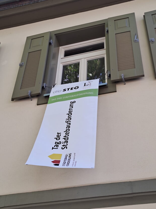 Die jeweiligen Geb&auml;ude waren mit Bannern gekennzeichnet