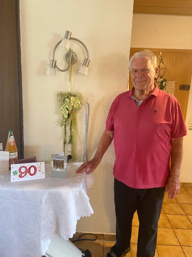 Ewald Winkler feierte mit Familie, Freunden und Hausnachbarn seinen runden 90. Geburtstag
