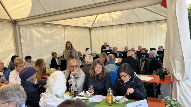 Das Akkordeonorchester spielte beim Treffen bei Wein im Park gekonnt passende franz&ouml;sische Melodien