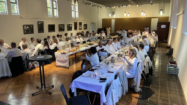 &bdquo;D&icirc;ner en Blanc&ldquo; im Klosterhof