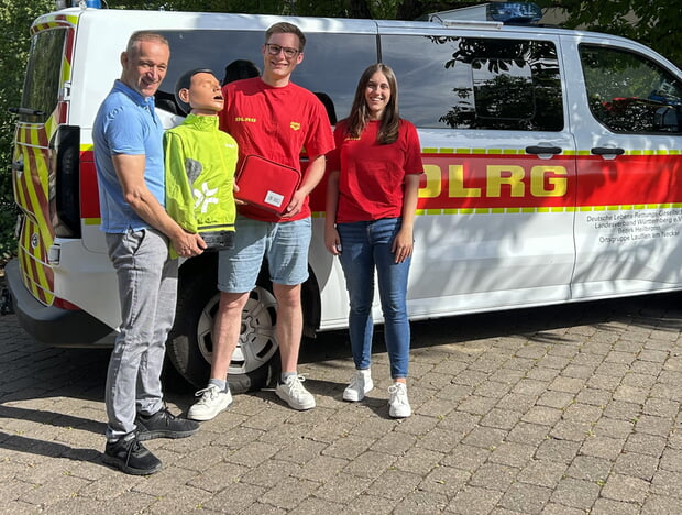 Frieder Schäfer übergibt die Puppe an Patrick Spahr und Celine Krill