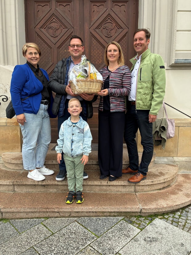 B&uuml;rgermeister Ronny Dathe mit Frau und Sohn begr&uuml;&szlig;ten B&uuml;rgermeisterin Sarina Pfr&uuml;nder mit Partner Falko Schmidt-Viereck