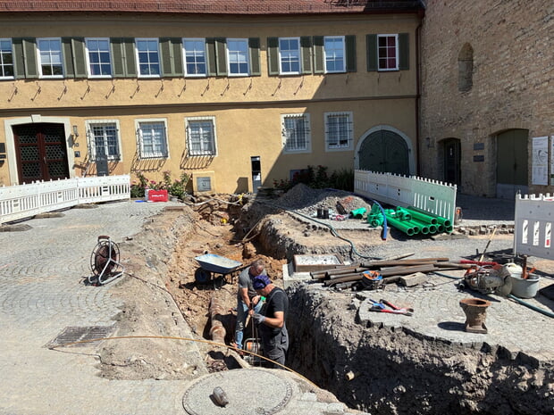 In den vergangenen Wochen fanden die Leitungsverlegungen im Burghof zur Vorbereitung auf den Neubau der Rathausbrücke statt.