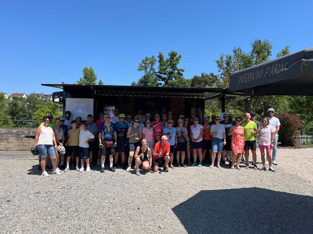 Am Samstag machte die interkommunale Radtour mit 70 Teilnehmern auf dem Kies bei den Sportfreunden Halt