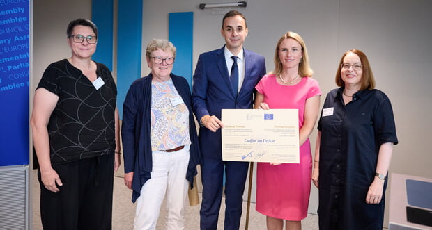 Die Lauffener Delegation erhielt das European Diploma von Milos Konatar (Mitte), dem Vorsitzenden des Unterausschusses f&uuml;r den European Prize. Die Delegation bestand aus B&auml;rbel Wein, Annemarie Dinse, B&uuml;rgermeisterin Sarina Pfr&uuml;nder und Bettina Ke&szlig;ler (v.l.n.r.). (Foto: Europarat)