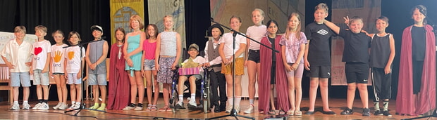 Theater-AG "Hand in Hand" mit 6 Kindern aus der Erich-Kästner-Schule und 13 Viertklässlern der Hölderlin-Grundschule