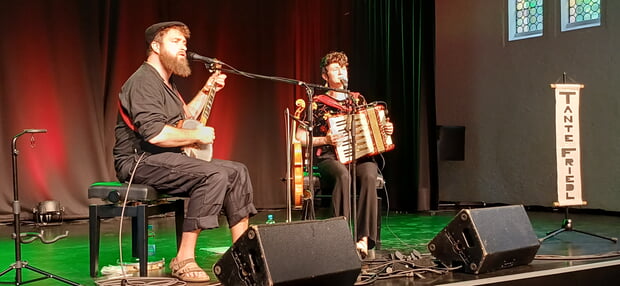 Tante Friedl - Dan Wall und Magdalena Kriss - begeisterten das Publikum mit ihrem virtuosen Folk aus aller Welt. (Foto: B. Ke&szlig;ler)