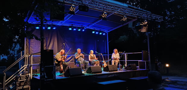 Gatehouse Irish Group bei der Folknacht 2026 auf der Open-Air-B&uuml;hne am Lauffener Klosterhof