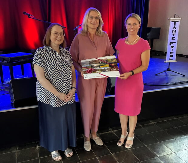 B&uuml;rgermeisterin Pfr&uuml;nder und die Kulturbeauftragte Bettina Ke&szlig;ler danken herzlich der Regionalleiterin der Kreissparkasse Heilbronn, Jasmin Brandst&auml;tter, die an diesem Abend als Vertreterin der Kulturstiftung anwesend war. (Foto: Stadt Lauffen a.N.)