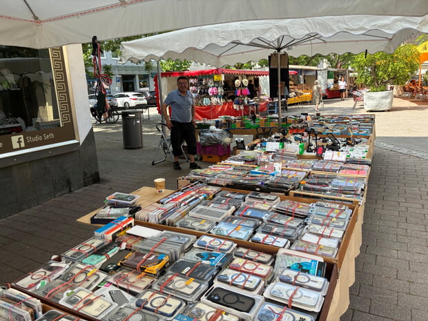 Sommermarkt bei 30 Grad auf dem Postplatz