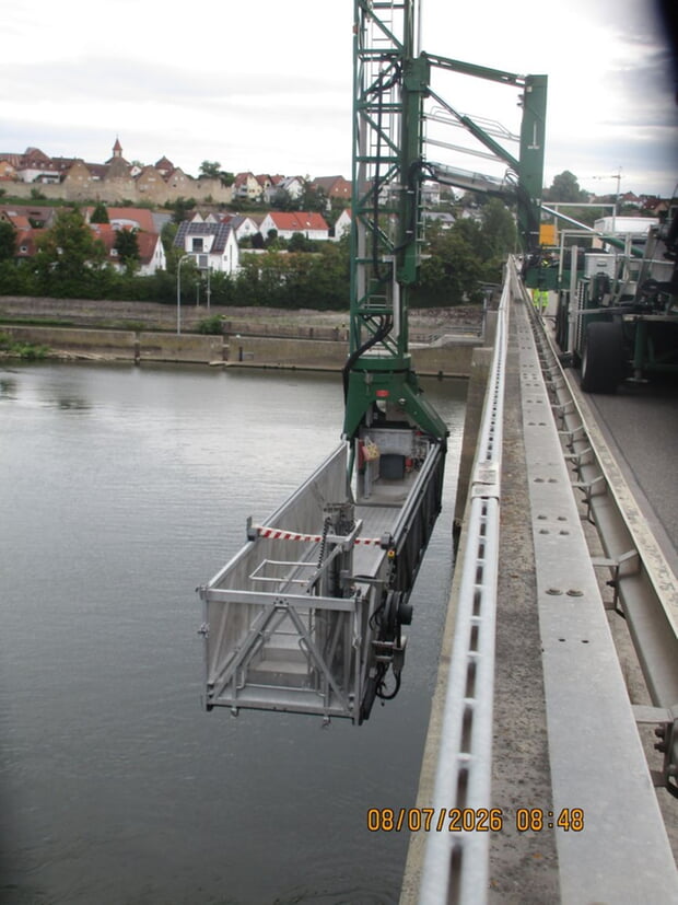 Schwierige Konservierungs- und Instandsetzungsarbeiten mit Untersichtgerät an Schleusenbrücke B 27