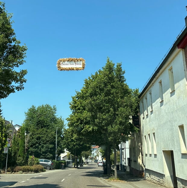 Erntetafeln schmücken die Ortseingänge