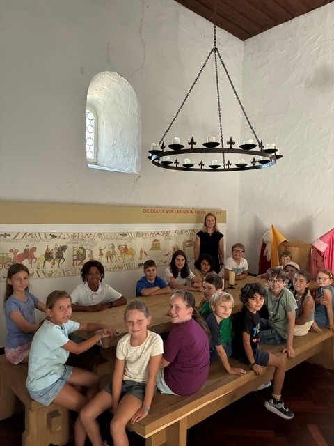 Während der Kindersprechstunde wurden auch die Räume des Rathauses vorgestellt; hier das Burgmuseum
