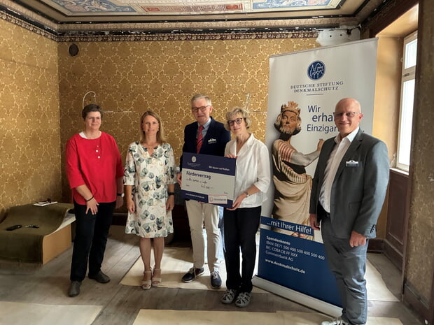 v.l.n.r. Architektin Anette Rathmann-Scholl, Bürgermeisterin Sarina Pfründer, Ortskurator der Deutschen Stiftung Denkmalschutz, Klaus Brechter, Eigentümerin Iris Kurz mit Jürgen Reiner, Vorsitzender Heimatverein