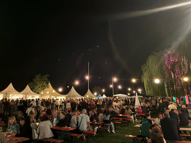 Tolle Stimmung bei Wein am Fluss im LamparterPark