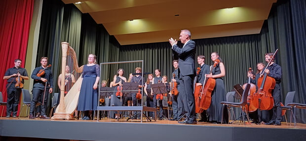 Carlotta Bommas beigesterte an der Harfe ebenso wie das Kammerorchester 
