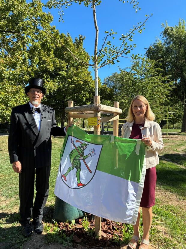 Der Jubilar vor dem gespendeten Gingko-Baum mit Bürgermeisterin Sarina Pfründer, die die Glückwünsche und den Dank der Stadt überbrachte