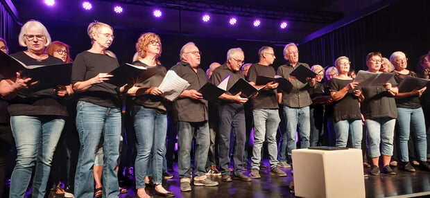 Starke Frauen Talkrunde: Musikalische Eröffnung durch den Lady-Gaga-Projektchor mit dem Gospelchor JUST4YOU, Leitung: Katharina Kalmbach