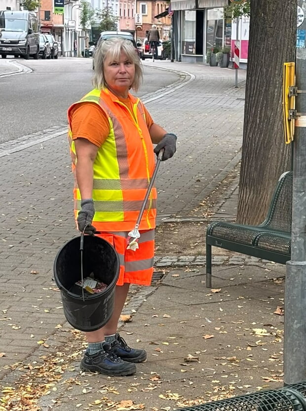 Katrin Lenuweit beim Aufsammeln des Mülls mit der Greifzange, wie Zigarettenkiippen, Papier, ....