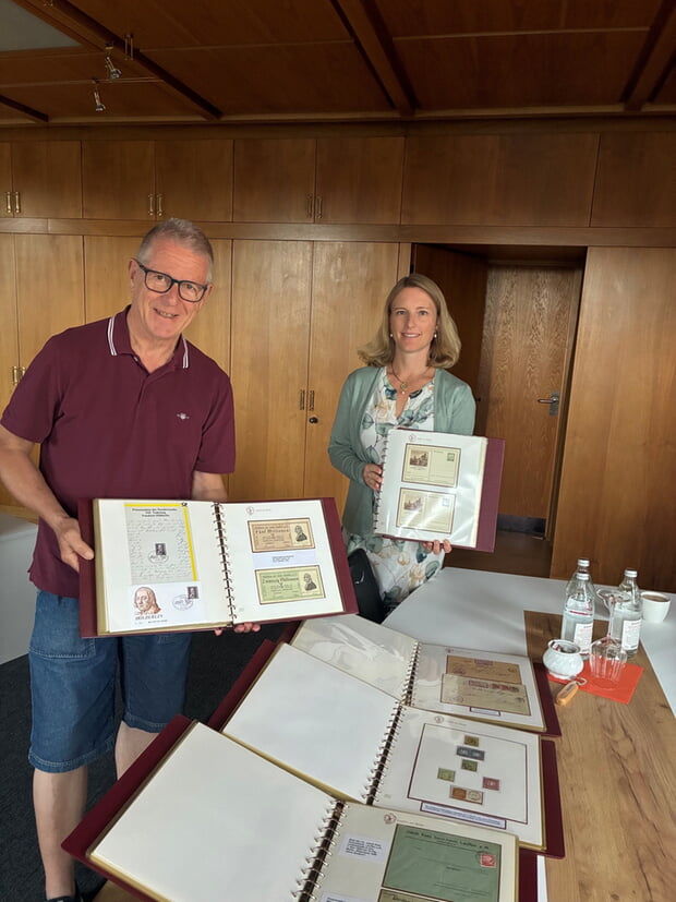 Freudig zeigte Stadtarchivar Dr. Koster die Sammlung Bürgermeisterin Sarina Pfründer