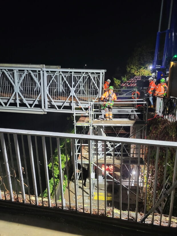 Nachtschicht bei der Insel: unsere Behelfsbr&uuml;cke kommt