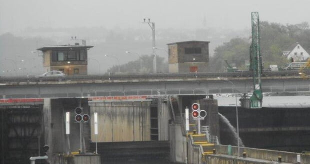 B 27 Schleusenbrücken-Sanierung: Auf der rechten Seite sieht man das Brückenuntersichtgerät, das die Brücke nach Schäden abfährt.