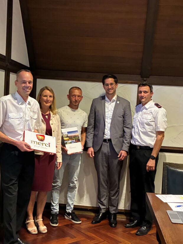 v.l.n.r. Feuerwehrkommandant Peter Link, Bürgermeisterin Sarina Pfründer, Adam Gonsior, Bürgermeister Pascal Bopp (Talheim), stv. Feuerwehrkommandant Timo Kraft