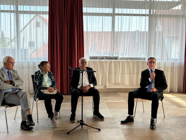 v.l.n.r. Pfarrer i.R. Gerhard Kuppler, Altstadtr&auml;tin Inge Haury, ehem. Vorstand und Ehrenmitglied Lauffener Weing&auml;rtner, Stadftrat u. B&uuml;rgermeister-Stellvertreter Axel J&auml;ger 