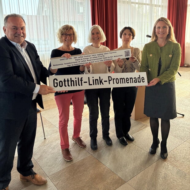 v.l.n.r.  v.l.n.r. Vorstandsvorsitzender Lauffener Weing&auml;rtner u. W&uuml;rtt. Weinbaupr&auml;sident Dietrich Rembold, die drei T&ouml;chter v. Gotthilf Link Beate Canapa, Dorothea Link-Matzek u. Mechthild Link-Englert mit B&uuml;rgermeisterin Sarina Pfr&uuml;nder mit dem Stra&szlig;enschild 