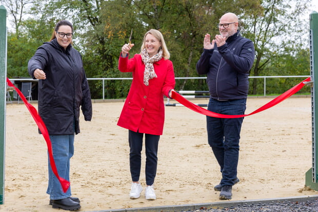 Bürgermeisterin Sarina Pfründer eröffnet den sanierten Reitplatz mit Vorstand Carolin Gessler und Volker Plocher