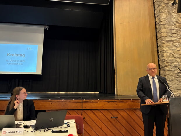 Der Kreistag tagte in Gundelsheim; rechts: Landrat Norbert Heuser