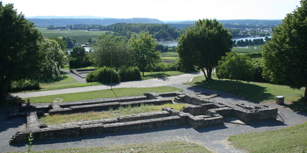 Mauern des Römischen Gutshofes mit Bäumen und dem Neckar im Hintergrund