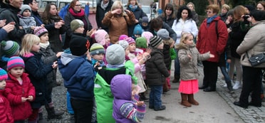 Viele Kinder beim Richtfest im Kinderhaus Senfkorn