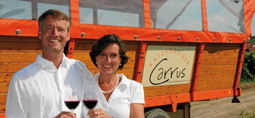 Gotthard und Martina Buck vor ihrem Planwagen
