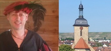 Kostümierter Stadtführer Wolfgang Keimp, daneben die Regiswindiskirche