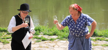 Hillers Loui und Mariele vom Dorf stehen am Neckar