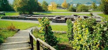 Blick auf eine Treppe und die Mauerreste des Römischen Gutshofes