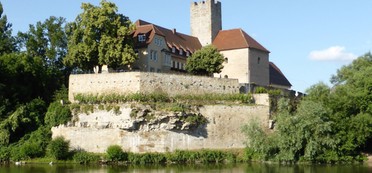 Die Rathausburg mit Bäumen bei schönem Wetter