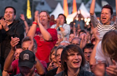 Jubelnde Menschen bei einem Fest