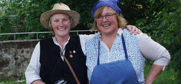 Zwei Frauen kostümiert als Hillers Loui und Mariele vom Dorf (Foto: Täschner, 04-2017)