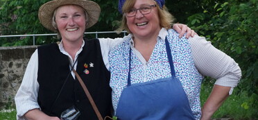 Zwei Frauen kostümiert als Hillers Loui und Mariele vom Dorf (Foto: Täschner, 04-2017)
