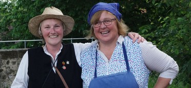 Zwei Frauen kostümiert als Hillers Loui und Mariele vom Dorf (Foto: Täschner, 04-2017)