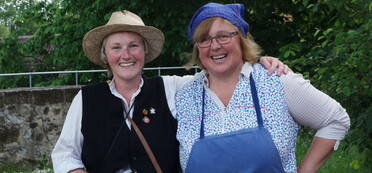 Zwei Frauen kostümiert als Hillers Loui und Mariele vom Dorf (Foto: Täschner, 04-2017)