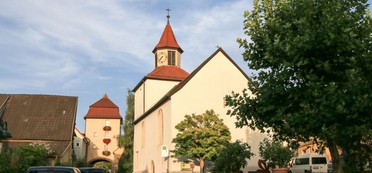 Blick auf die Martinskirche mit dem Neuen Heilbronner Tor im Hintergrund (Foto: Ulrich Seidel, 08/2018)