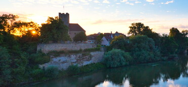 Blick bei Abenddämmerung auf Neckar, Rathausburg und Alte Neckarbrücke (Foto: Ulrich Seidel, 2018)