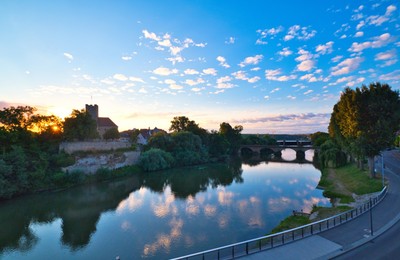 Blick bei Abenddämmerung auf Neckar, Rathausburg und Alte Neckarbrücke (Foto: Ulrich Seidel, 2018)