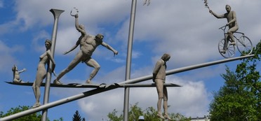 Das Hölderlin-Kunstwerk im Kreisverkehr, Figuren auf langen Stangen - Foto: Ulrike Zimmer