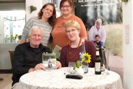 Arnold Schnittger (vorne links) mit Verena Niethammer (vorne rechts) und Tina Kouemo (hinten links) von der Hölder-Initiative e. V. und Ida Hübner (hinten rechts) von Solidaria e.V.