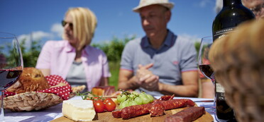 Vesperbrett mit Wurst und Käse beim Picknick im Weinberg  (Foto: Christian Ernst)