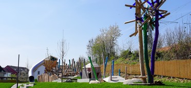 Spielgeräte zum Klettern am Spielplatz im Lamparter-Park